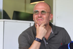 Alex Kroes kijkt rond