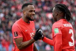 Cyle Larin (links) bij Canada
