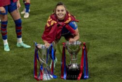 Lieke Martens met de gewonnen prijzen van FC Barcelona