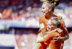 Lieke Martens en Vivianne Miedema