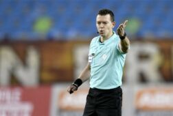 Allard Lindhout is zondagmiddag de scheidsrechter bij sc Heerenveen - PSV
