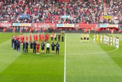 Prachtig eerbetoon voor Jody Lukoki bij FC Twente - FC Groningen