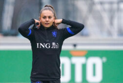 Lieke Martens bij een training van de OranjeLeeuwinnen