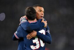 Kylian Mbappé viert een goal met Lionel Messi