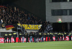 ME en politie langs het veld bij MVV - Roda JC