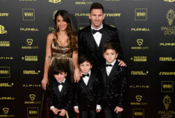 Lionel Messi, zijn vrouw Antonella Roccuzzo en kinderen bij de uitreiking van Ballon d'Or