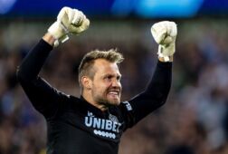 Simon Mignolet is blij na een zege in de Champions League