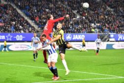 Xavier Mous is als eerste bij de bal in het duel met Vitesse.