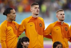 Andries Noppert tussen Virgil van Dijk (l) en Matthijs de Ligt (r)