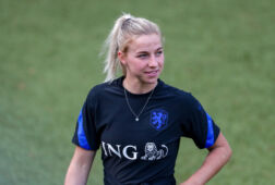 Jackie Groenen op het trainingsveld van Oranje
