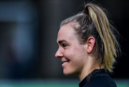 Jill Roord lacht