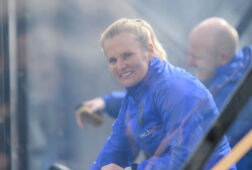 Sarina Wiegman zit in de dug-out bij de Oranje Leeuwinnen