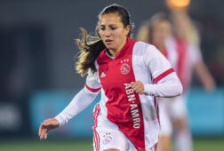Vanity Lewerissa in het shirt van Ajax
