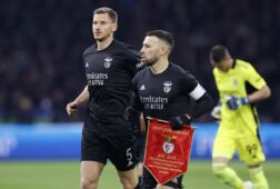 Otamendi met Vertonghen in de Johan Cruijff Arena