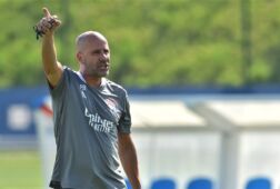 Peter Bosz op de training van Lyon