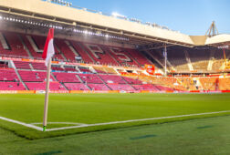 De zon schijnt door in het Philips Stadion