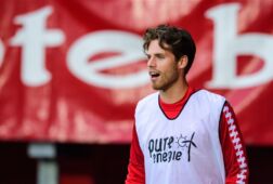 Kik Pierie tijdens de warming-up in De Grolsch Veste