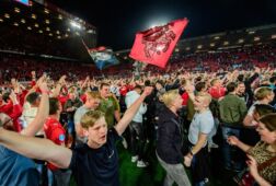 Pitch invasion bij FC Twente na prachtige zege