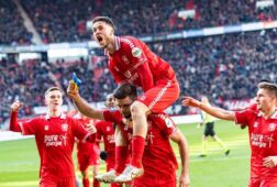 Robin Pröpper toont zijn aanvoerdersband met de vlag van Oekraïne na zijn goal