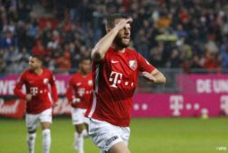 Bart Ramselaar viert een doelpunt namens FC Utrecht