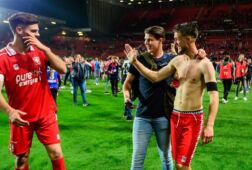 Robin Pröpper en Ricky van Wolfswinkel vieren feest met een FC Twente-fan