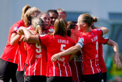 Blijdschap bij PSV Vrouwen na een doelpunt van Anika Rodriguez