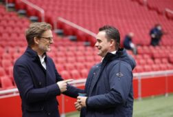 Ronald de Boer en Marc Overmars begroeten elkaar