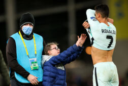 Cristiano Ronaldo geeft zijn shirt aan een jonge Ierse fan