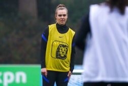 Jill Roord bij de training van de OranjeLeeuwinnen