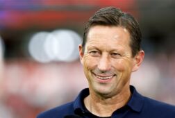 Roger Schmidt lacht ontspannen