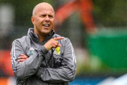 Arne Slot tijdens training