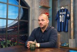 Wesley Sneijder bij een podcast van VI