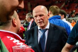 Jan Streuer viert feest met een FC Twente-fan op het veld in De Grolsch Veste
