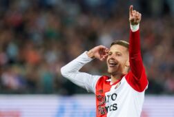 Sebastian Szymanski viert zijn goal in De Kuip
