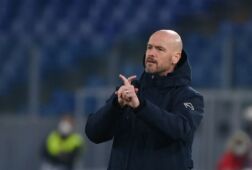 Erik ten Hag geeft zijn spelers instructies