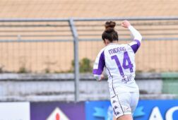 Tessel Middag juicht na een doelpunt voor Fiorentina
