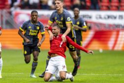 Adam Maher in duel met Guus Til