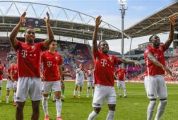 Djevencio van der Kust (midden) heeft zijn contract bij FC Utrecht verlengd