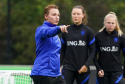Jessica Torny leidt de training van de OranjeLeeuwinnen