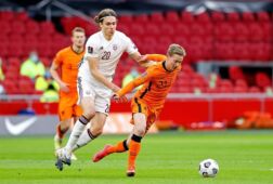 Roberts Uldrikis in duel met Frenkie de Jong