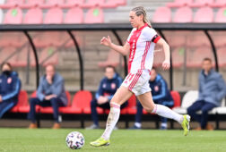 Marjolijn van den Bighelaar in het shirt van Ajax