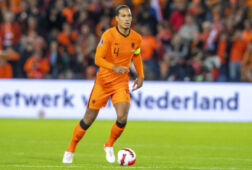 Virgil van Dijk aan de bal