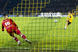 Boris van Schuppen scoort met een panenka