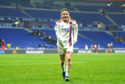 Een blije Daniëlle van de Donk na de zege van Olympique Lyon op Bayern München