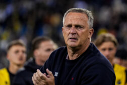 John van den Brom emotioneel na Vitesse - FC Den Bosch