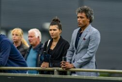 Pierre van Hooijdonk langs de lijn bij NAC Breda