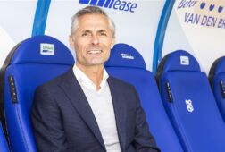 Kees van Wonderen in de dug-out van SC Heerenveen