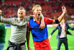 Michel Vlap viert feest met een FC Twente-fan