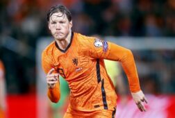 Wout Weghorst in actie bij Oranje