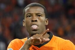 Wijnaldum juicht na een treffer